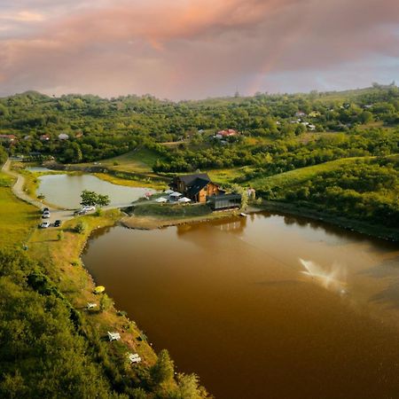 Hotel Mountain Lake Jbs Fokszany Zewnętrze zdjęcie