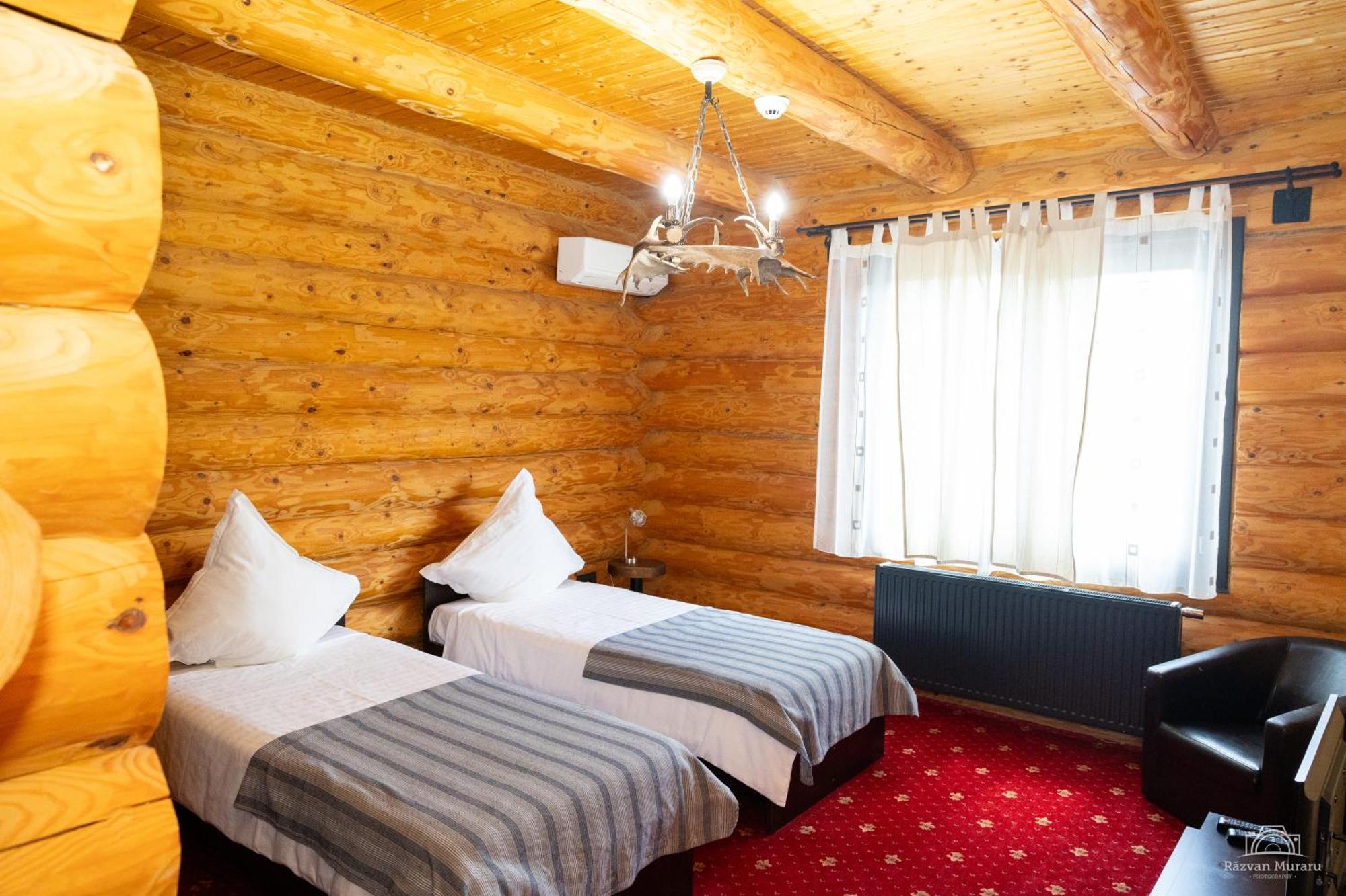 Hotel Mountain Lake Jbs Fokszany Zewnętrze zdjęcie