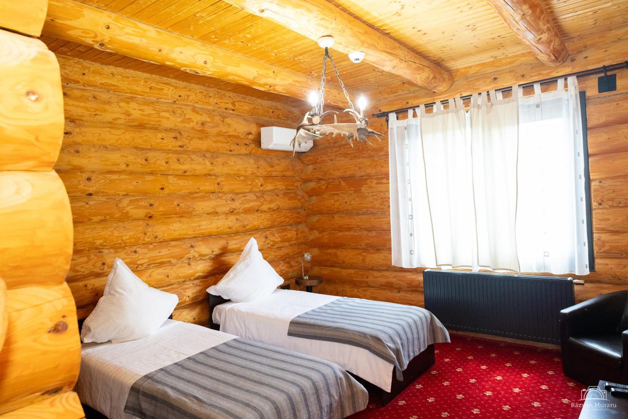 Hotel Mountain Lake Jbs Fokszany Zewnętrze zdjęcie