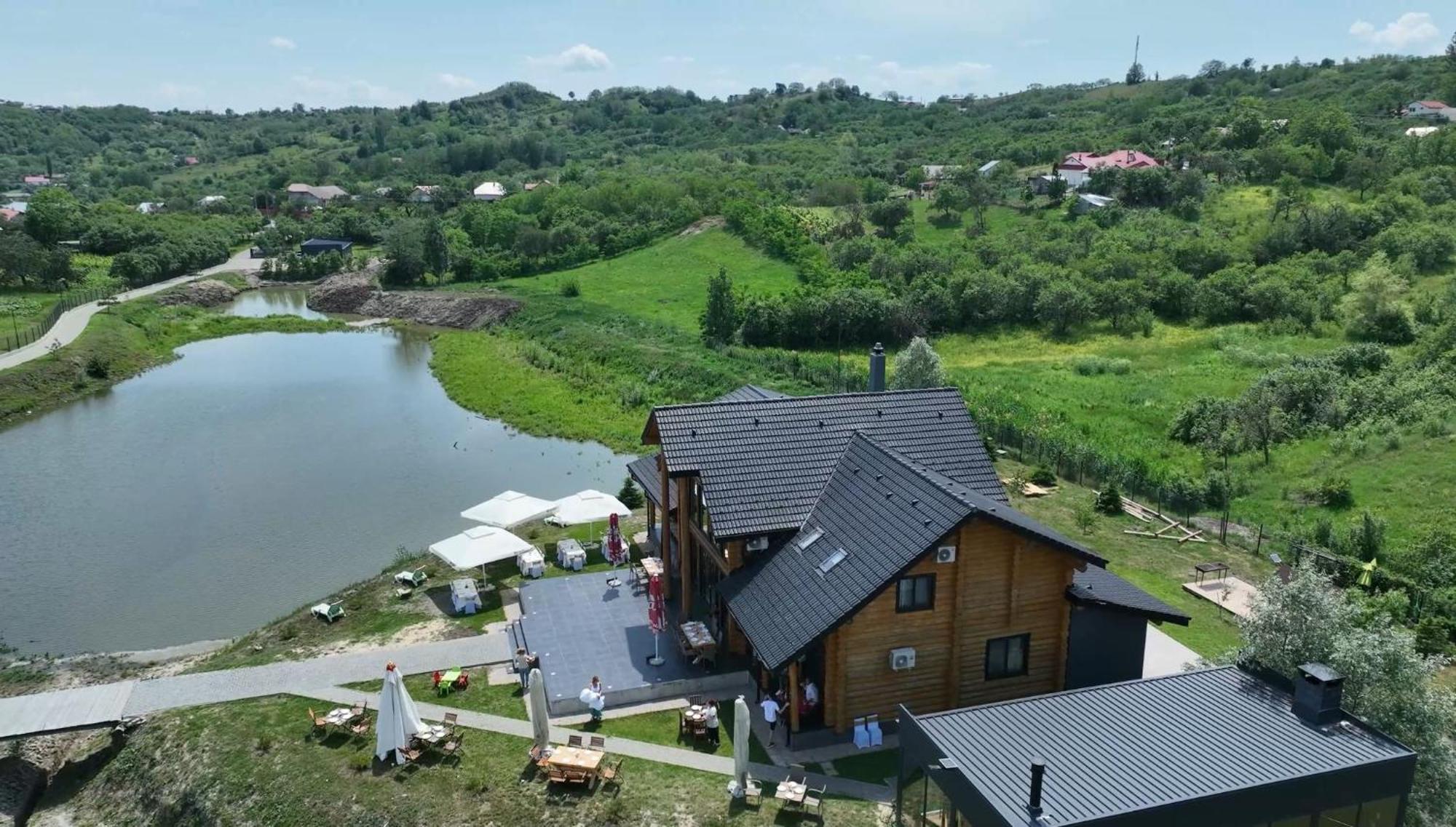 Hotel Mountain Lake Jbs Fokszany Zewnętrze zdjęcie