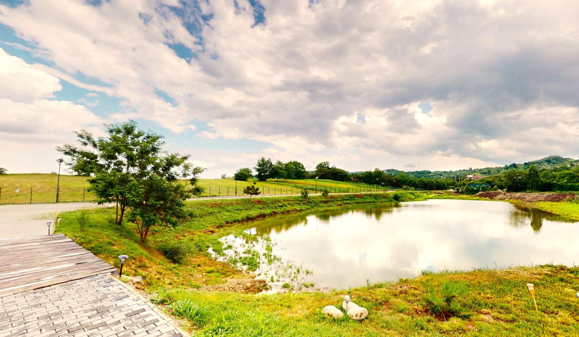 Hotel Mountain Lake Jbs Fokszany Zewnętrze zdjęcie